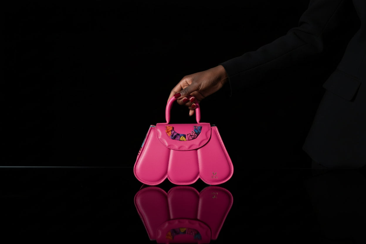 ELVI CREATION Cupidon pink vegan leather handbag with sculpted petal design and colourful pagne lining. Features gold hardware and magnetic closure. élégant woman 