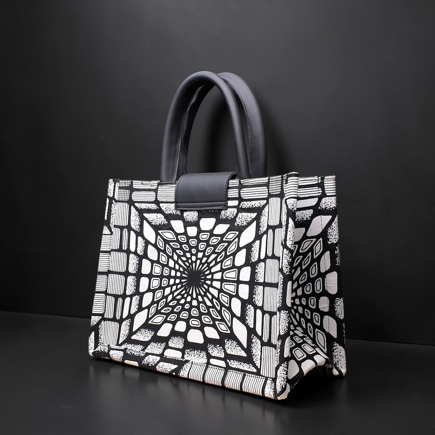 ELVI CREATION KODJO tote bag in black and white geometric African print, vegan leather handles, gold hardware.
