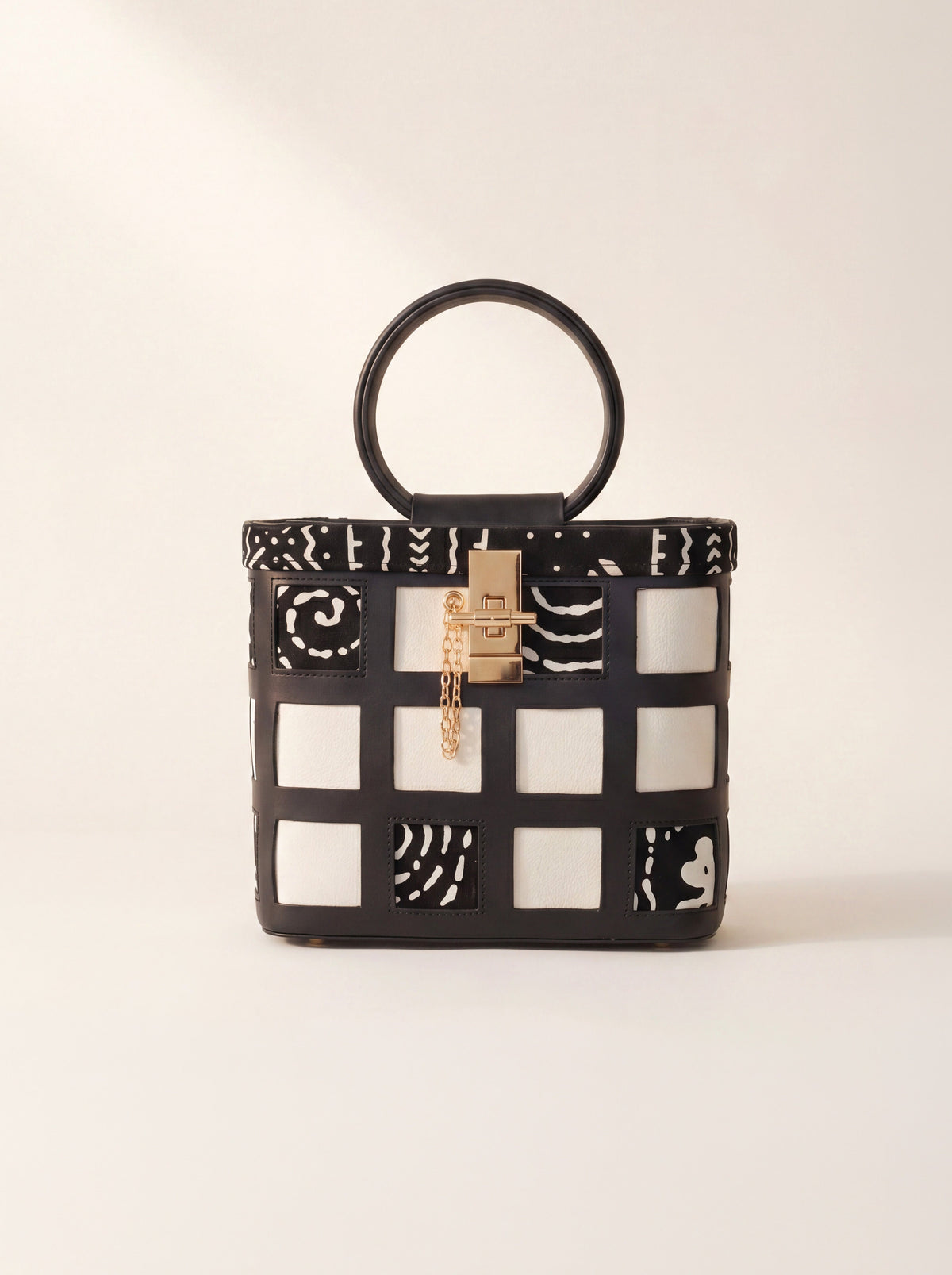 Sac Scandale box bag damier bogolan noir et blanc avec cadenas doré, édition limitée ELVI CREATION