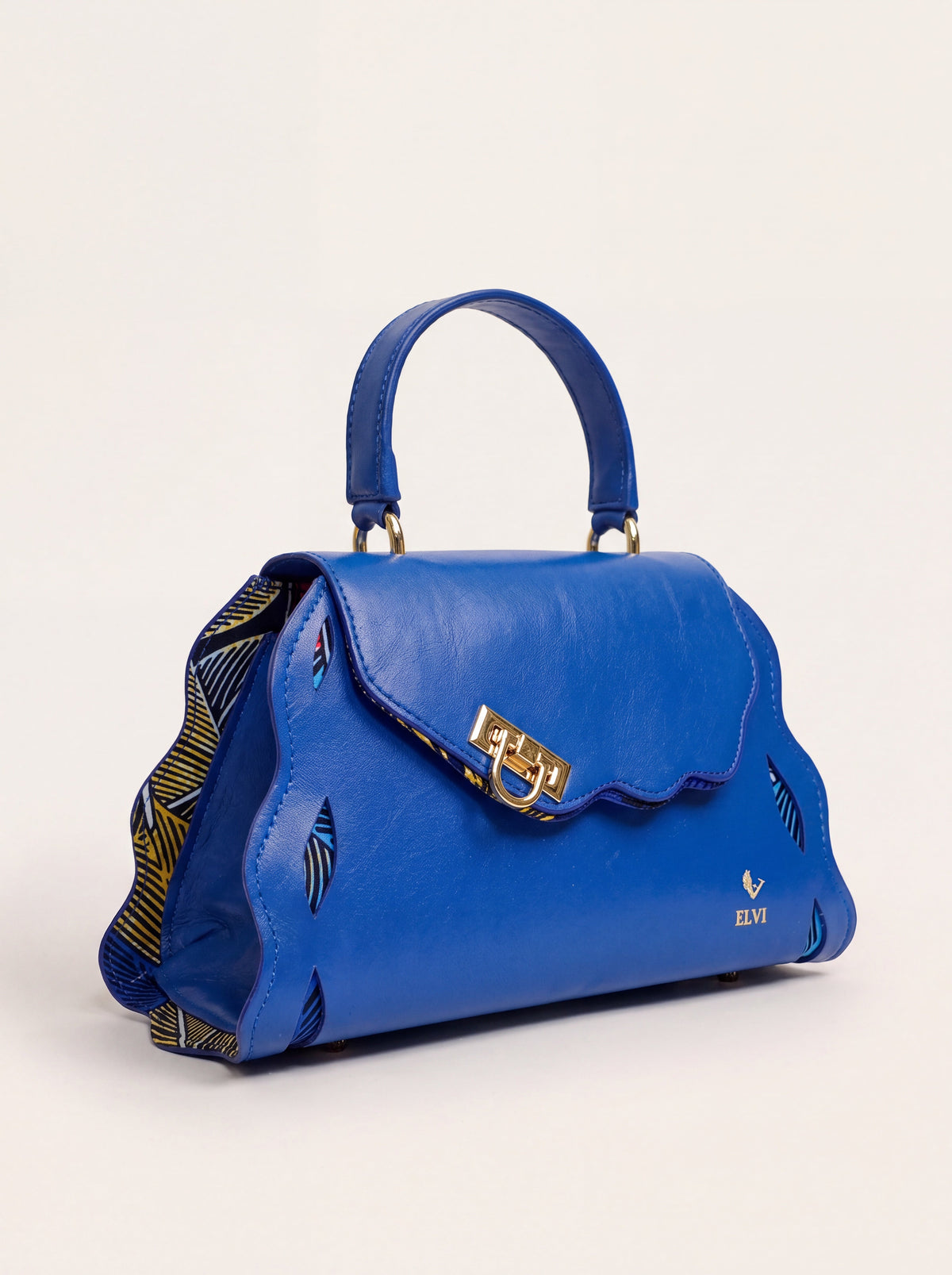 Sac Trésor bleu à pétales ondulés laissant voir le wax, ELVI CREATION, réalisé à la main à Lomé