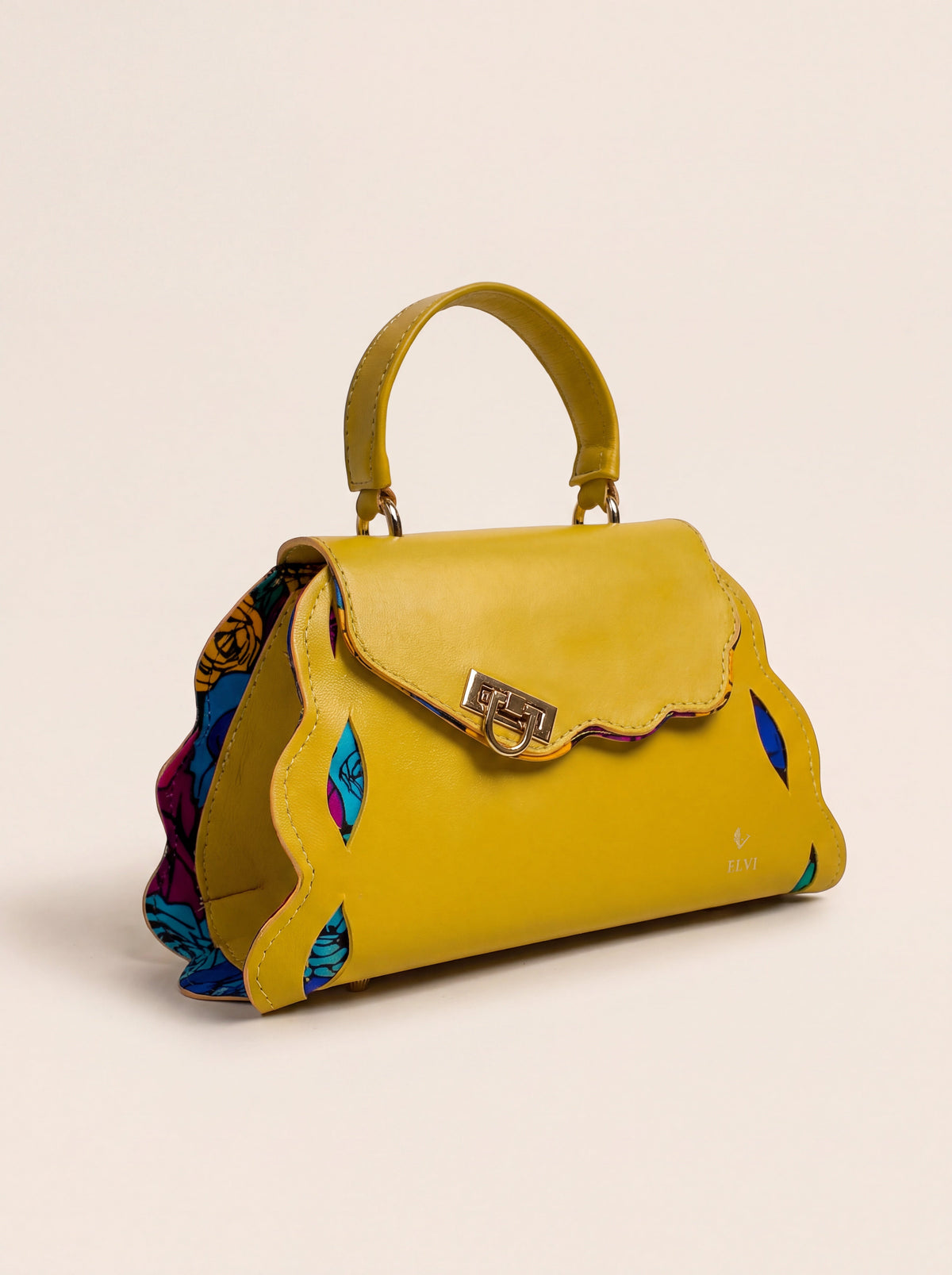 Sac Trésor jaune à pétales ondulés laissant voir le wax, ELVI CREATION, réalisé à la main à Lomé