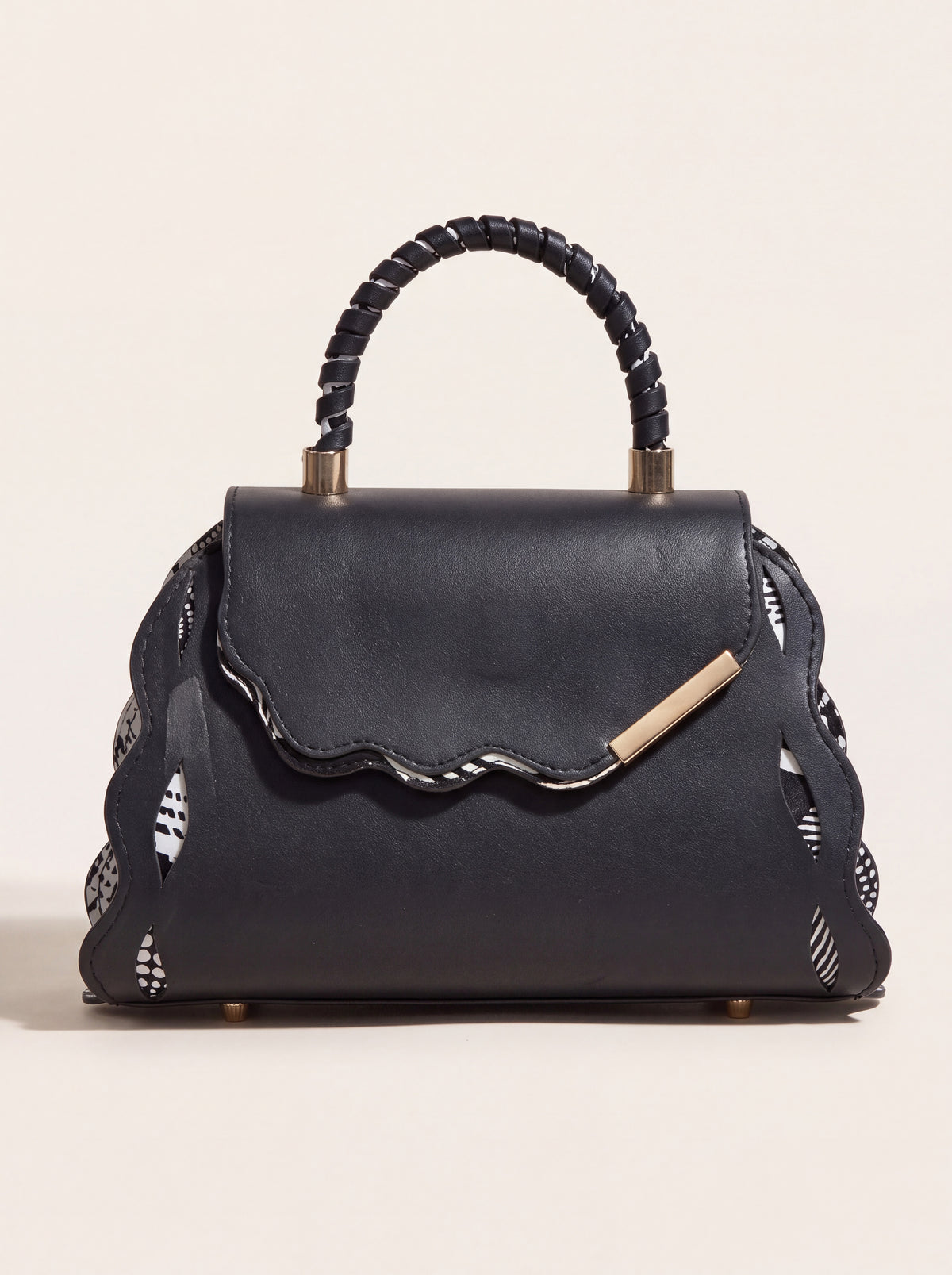 Sac Trésor noir à anse tressée, rabat festonné et barrette dorée, ELVI CREATION, réalisé à la main à Lomé