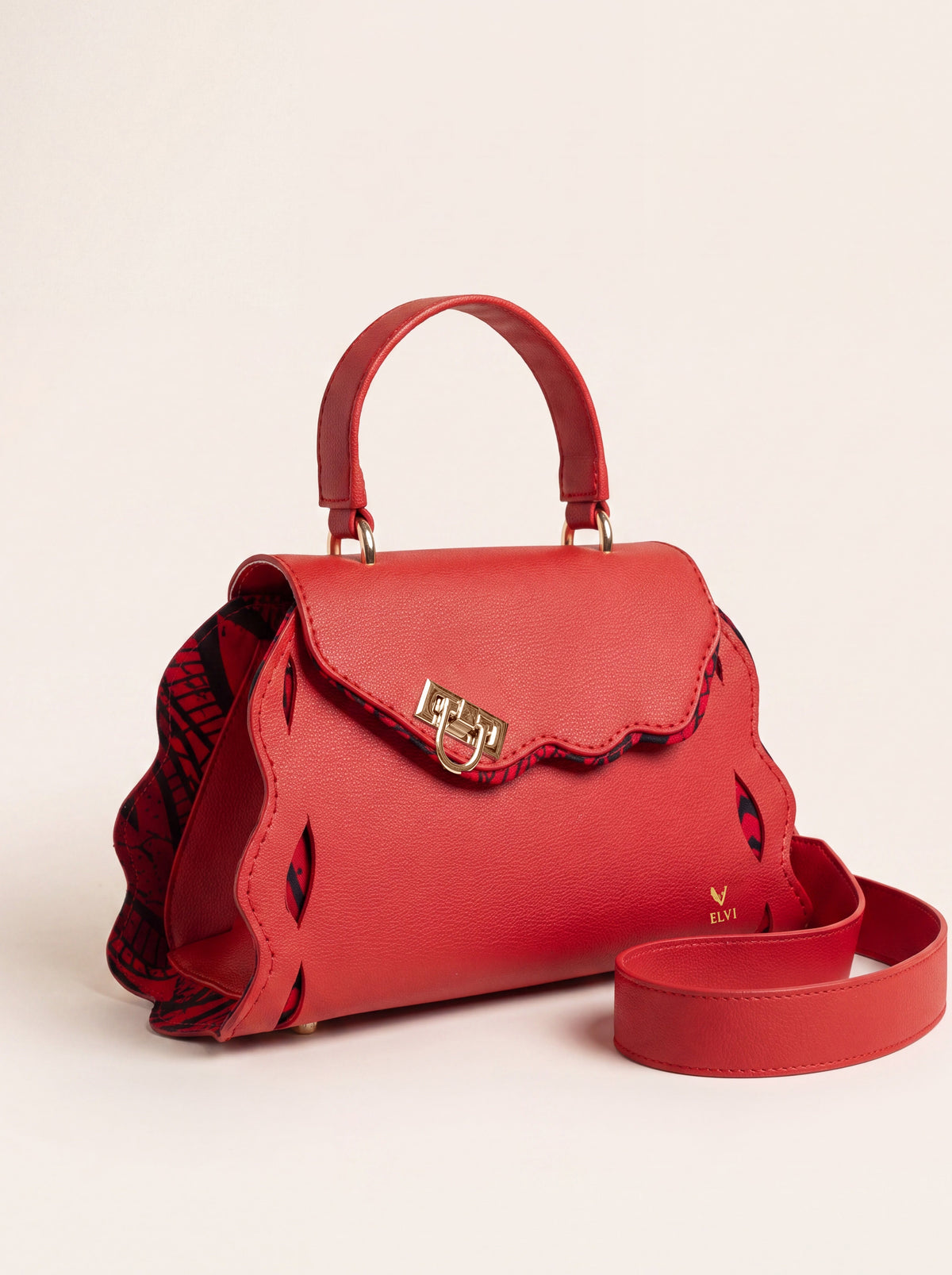 Sac Trésor rouge à pétales ondulés laissant voir le pagne, ELVI CREATION, réalisé à la main à Lomé